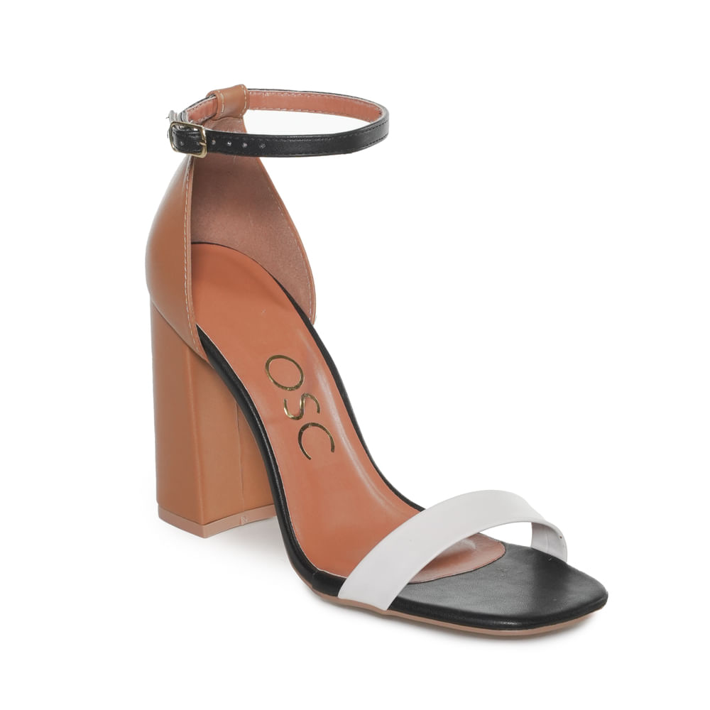 Sandália OSC feminina vista frontal com salto grosso capuccino e tiras off white e preta.